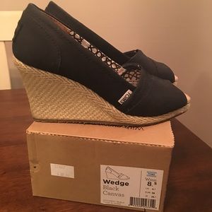 TOMS black canvas wedges